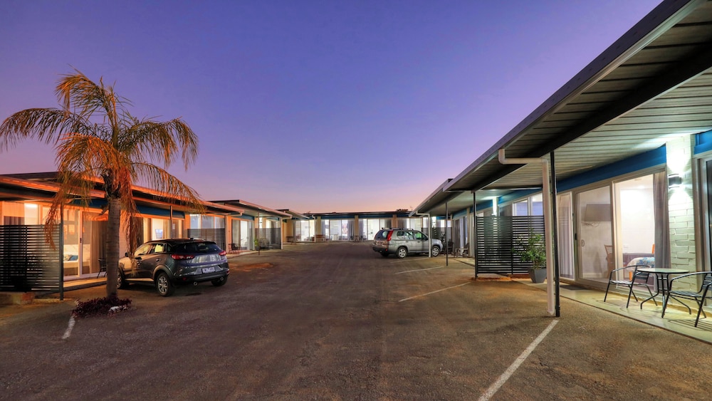Hilltop Motel 52/60