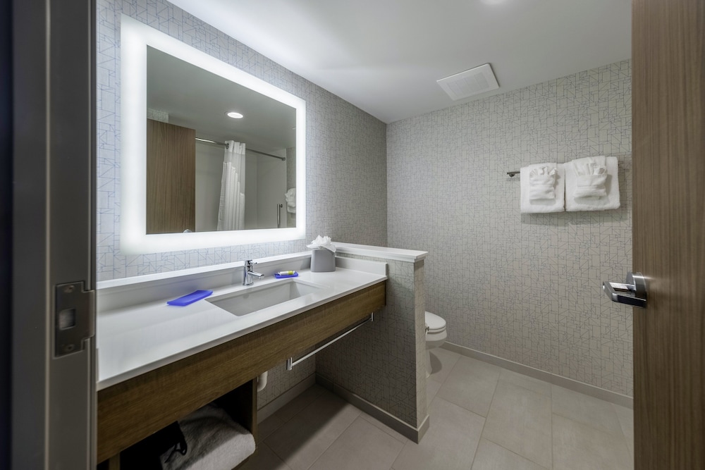 Standard, King Bed, Extra Floor Space, Accessible