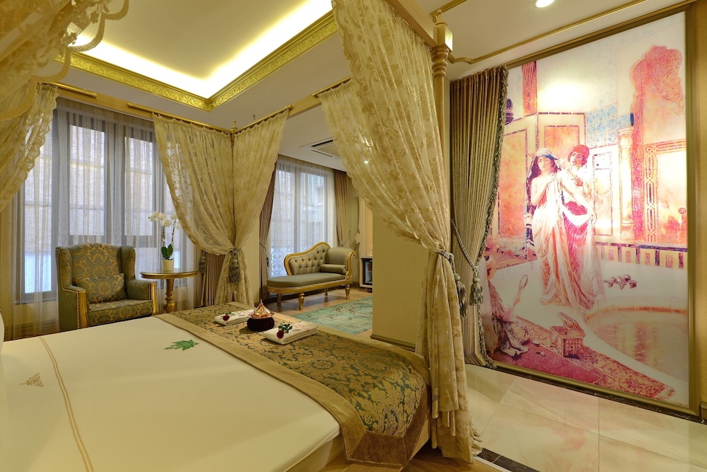 HAREM, SUITE