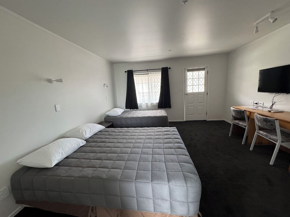 Grosvenor Motor Inn 17/50