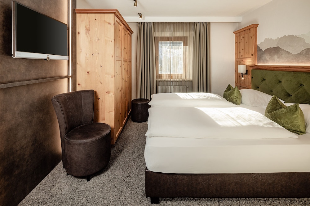 STANDARD, QUEEN BED