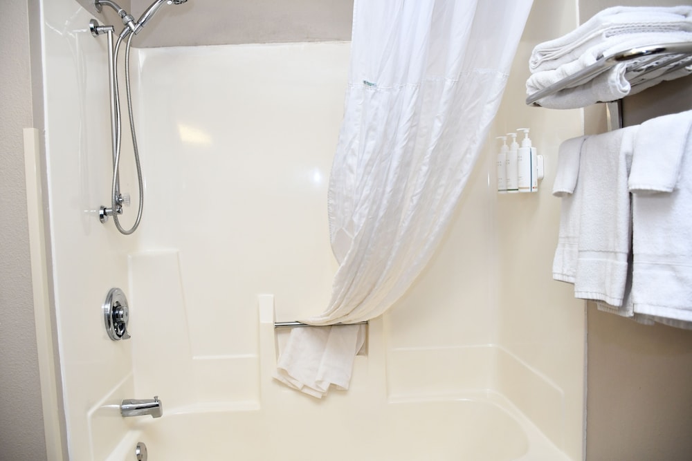 Efficiency, 2 Queen Beds، Baymont Inn and Suites by Wyndham Platteville 6/8