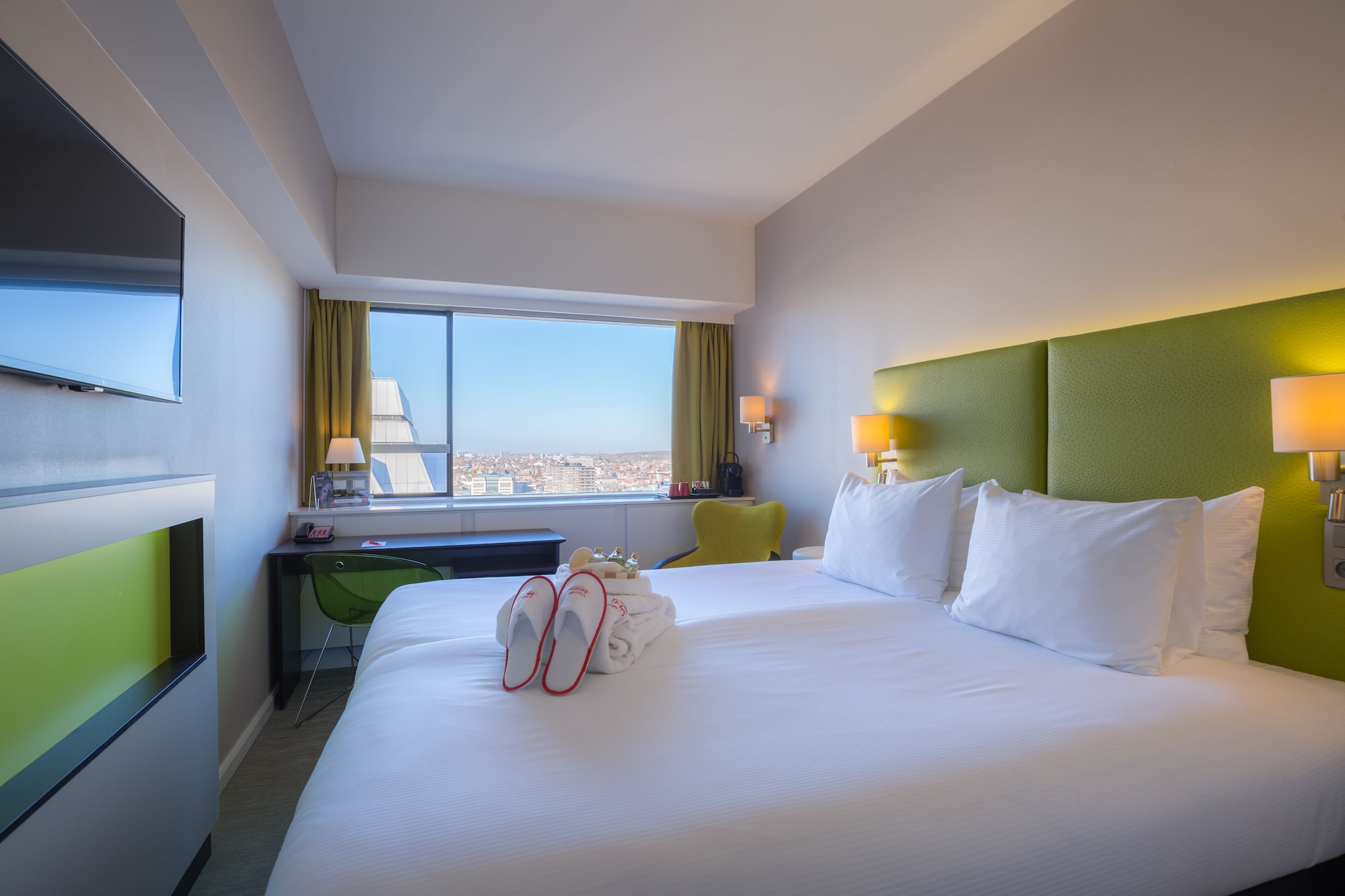 ROOM, QUEEN BED, CITY VIEW