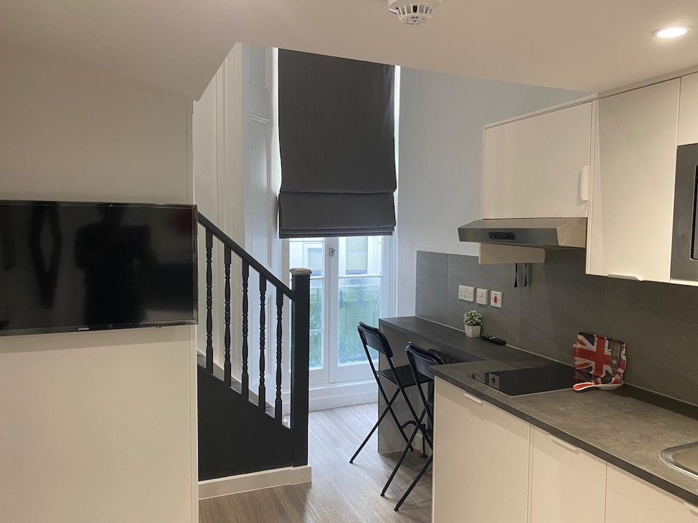 HYDE PARK SUITES 47/55