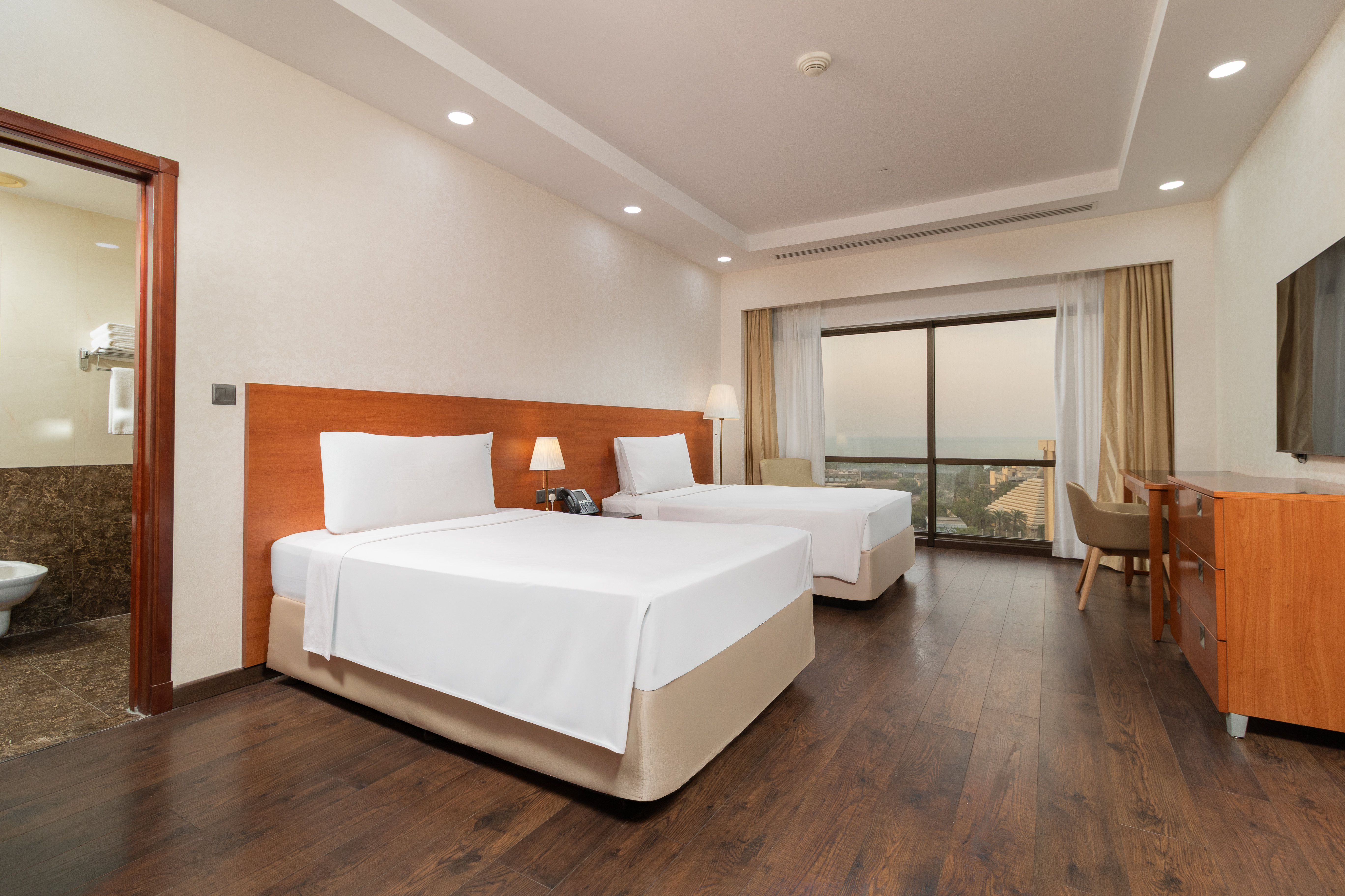جناح بإطلالة على البحر بـ3 غرف نوم مع دخول الصالة، Holiday Inn Kuwait 4/8