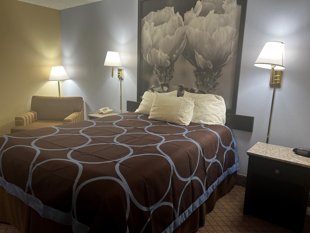 Super 8 by Wyndham Cleveland TX 14/29