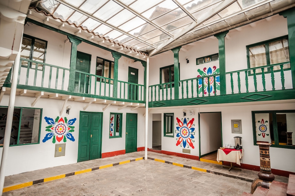 Cusco Plaza Nazarenas 6/71