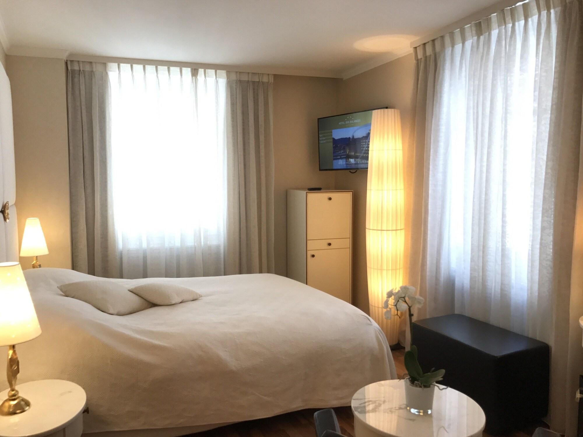 غرفة بسرير كوين بإطلالة على المدينة، Hotel des Balances 2/4