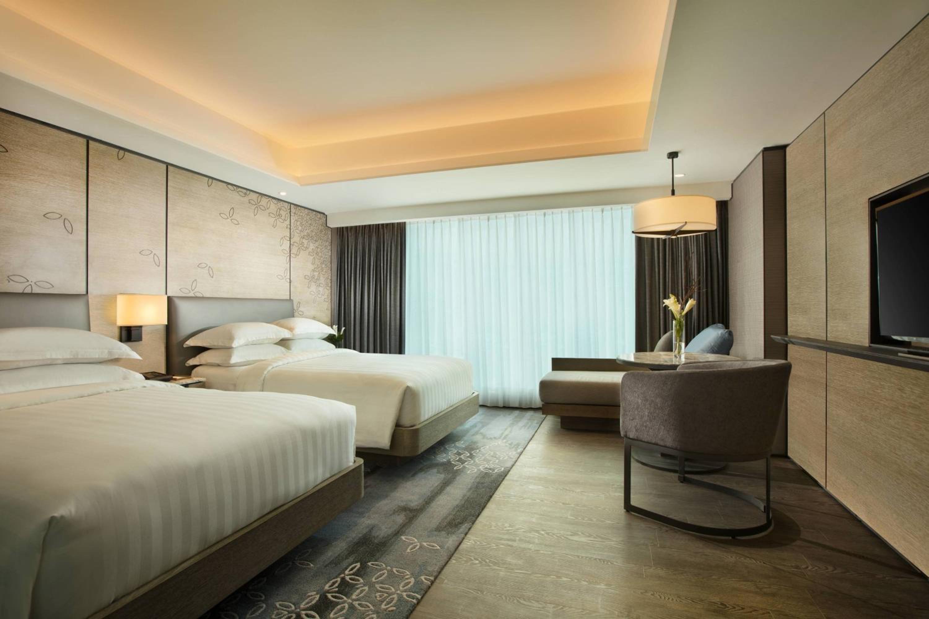 غرفة بسريرين مزدوجين بإطلالة على المدينة مع دخول صالة النادي، YOGYAKARTA MARRIOTT HOTEL 4/7