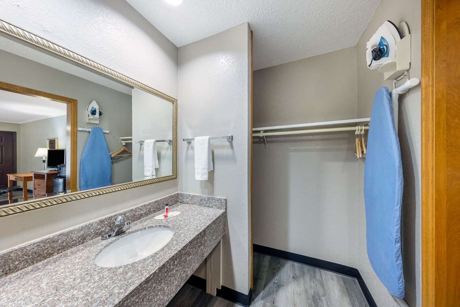 Super 8 By Wyndham Kansas City Airport 18/19