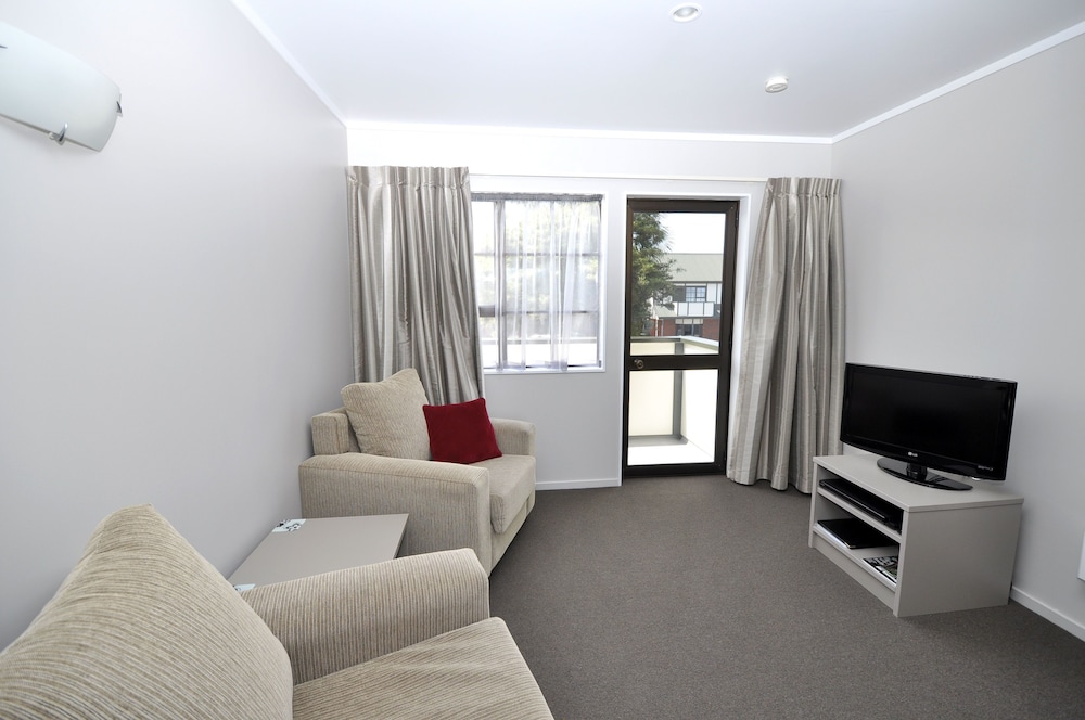 Knightsbridge Court Motor Lodge 29/37