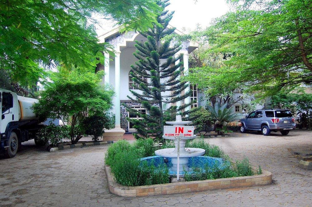 De-B Garden Hotel 30/38