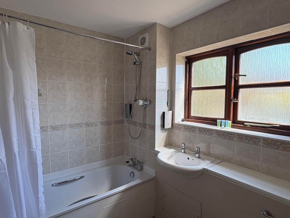 Tollgate Hotel And Leisure 19/20