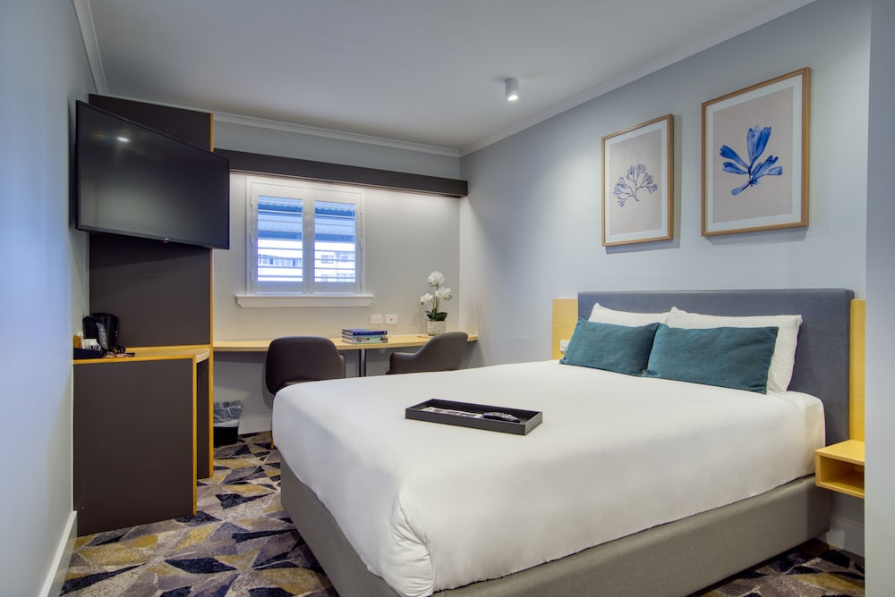 DELUXE, QUEEN BED