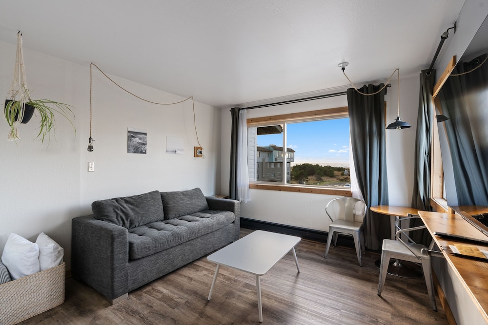 Adrift Hotel 29/50