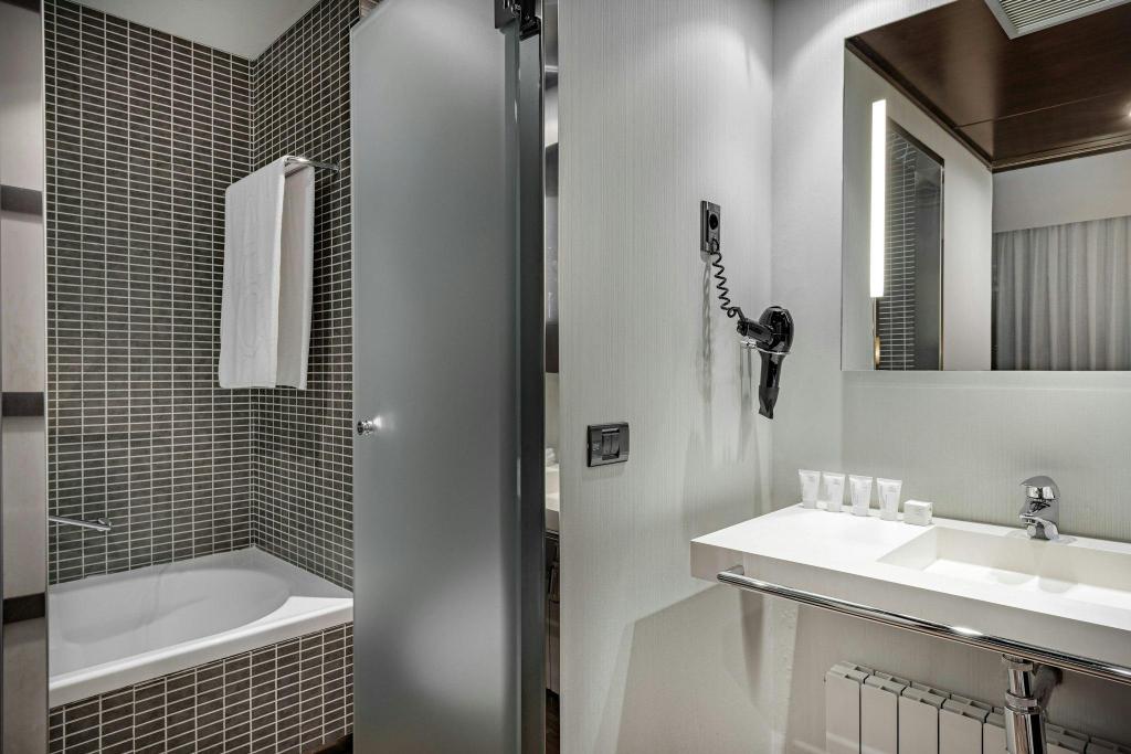 Junior Suite, King Bed, AC Hotel Burgos by Marriott 3/3