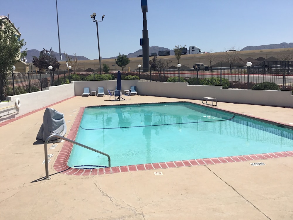 Motel6 El Paso, TX - West 39/66