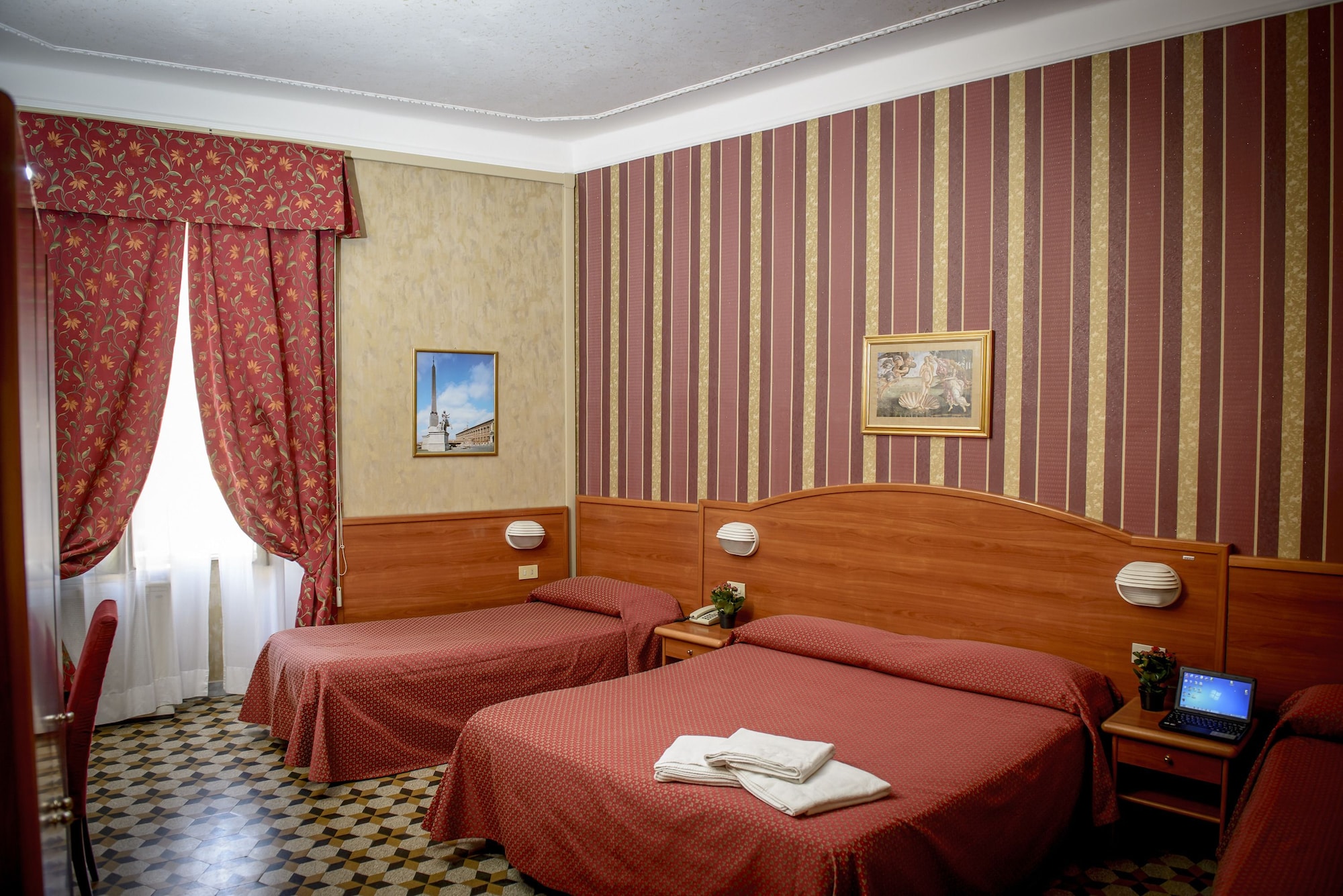 Room, Quadruple, Double and Twin Beds, Hotel Emmaus 2/5