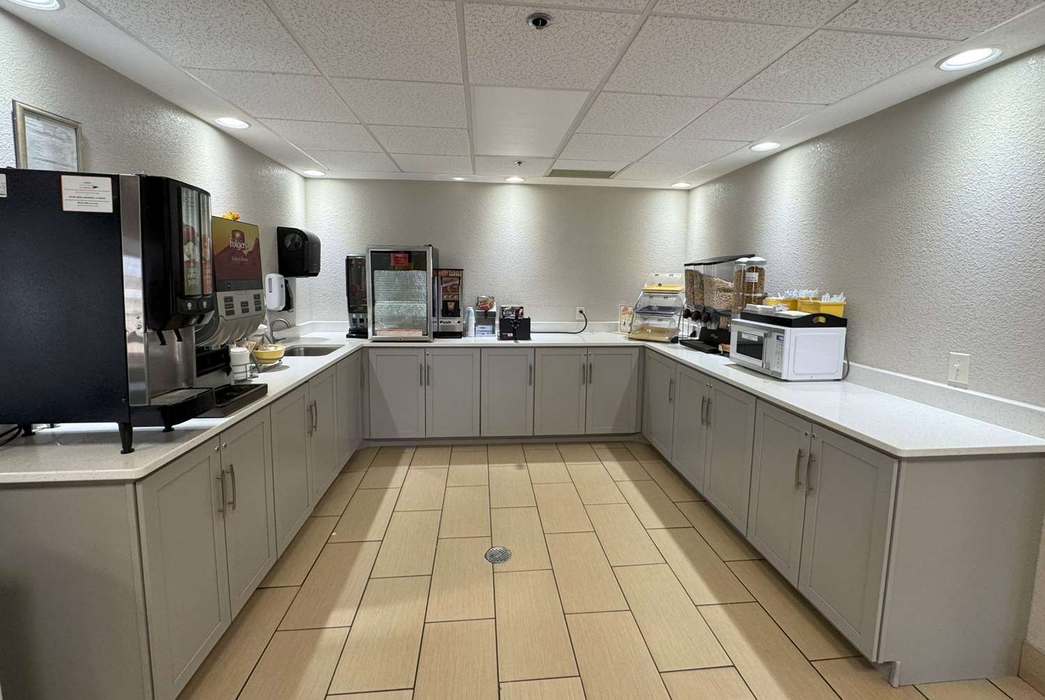 Days Inn & Suites By Wyndham Cedar Rapids 10/27