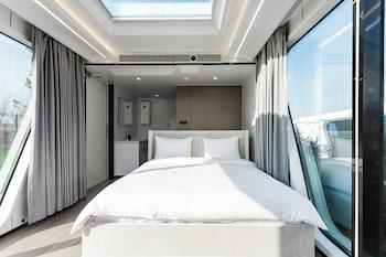 Lanai, Superior, Queen Bed, Mountain View