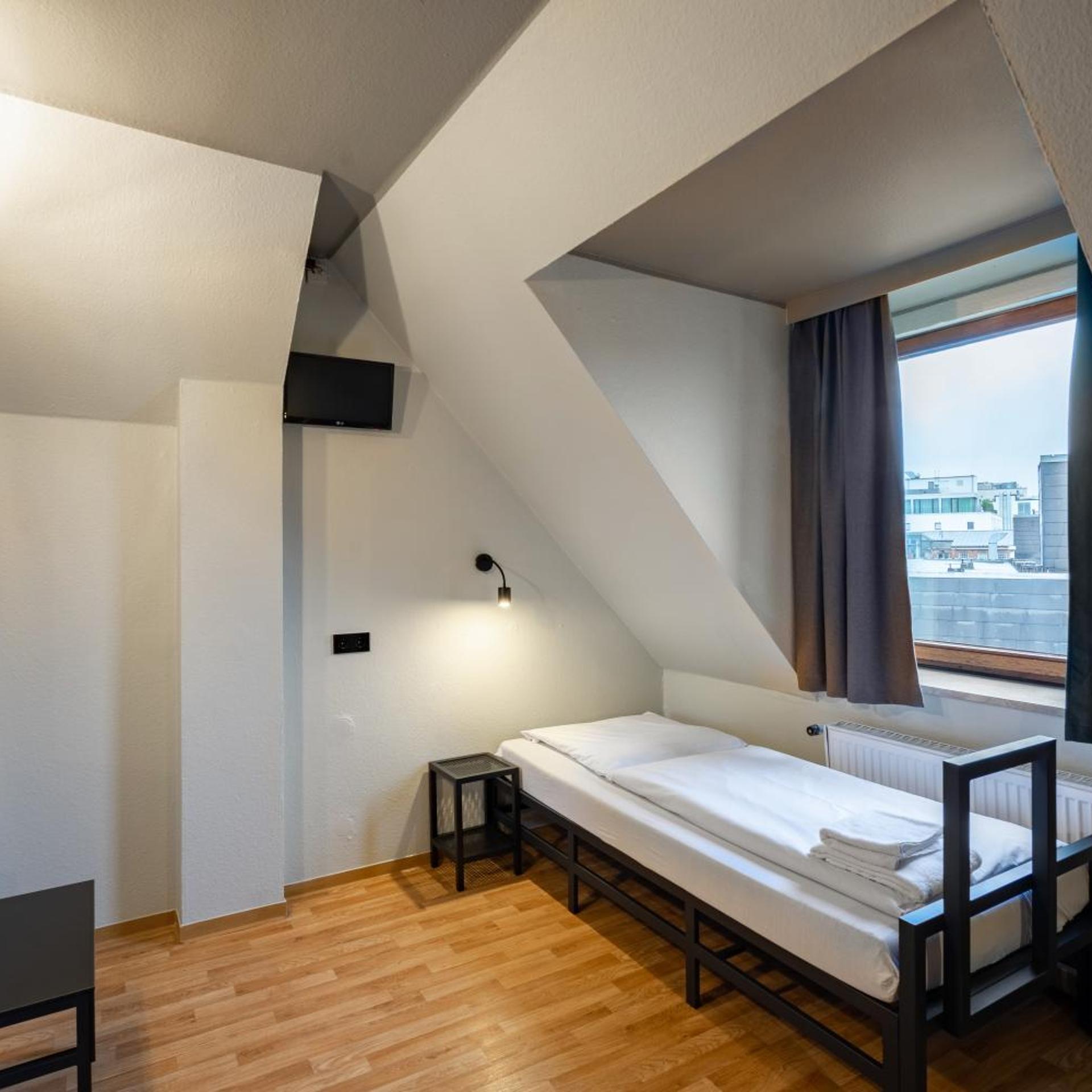 Room, Single, Shared Bathroom