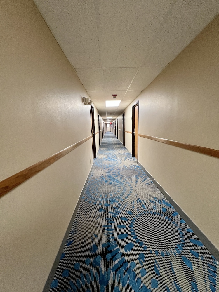 Reston Inn & Suites 25/50