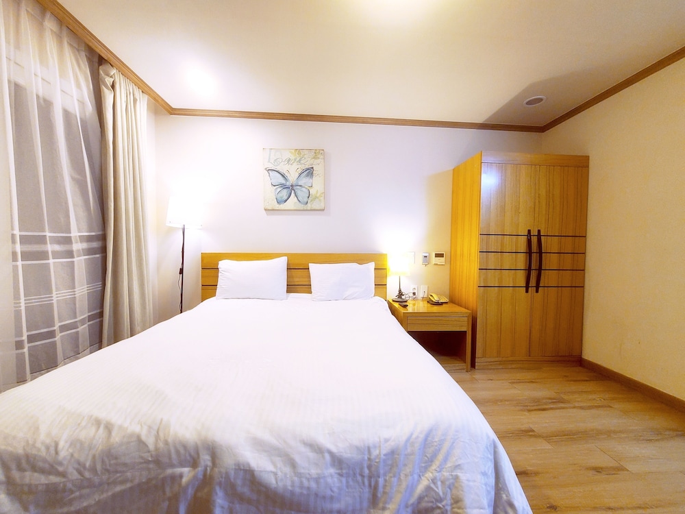 DELUXE, QUEEN BED, OCEAN VIEW