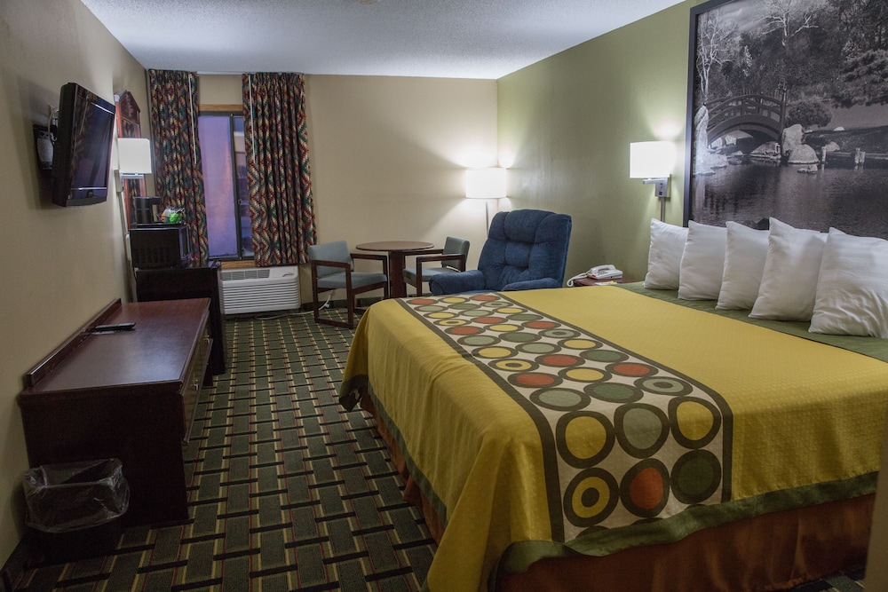 Econo Lodge Canton North 10/15