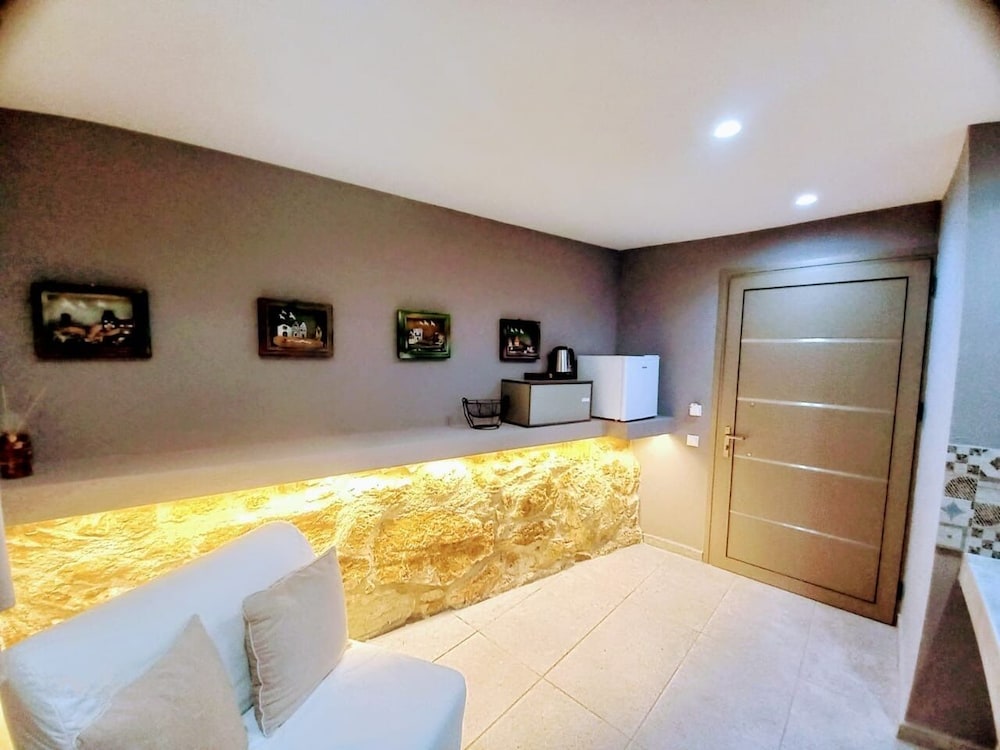 Core Luxury Suites 12/55
