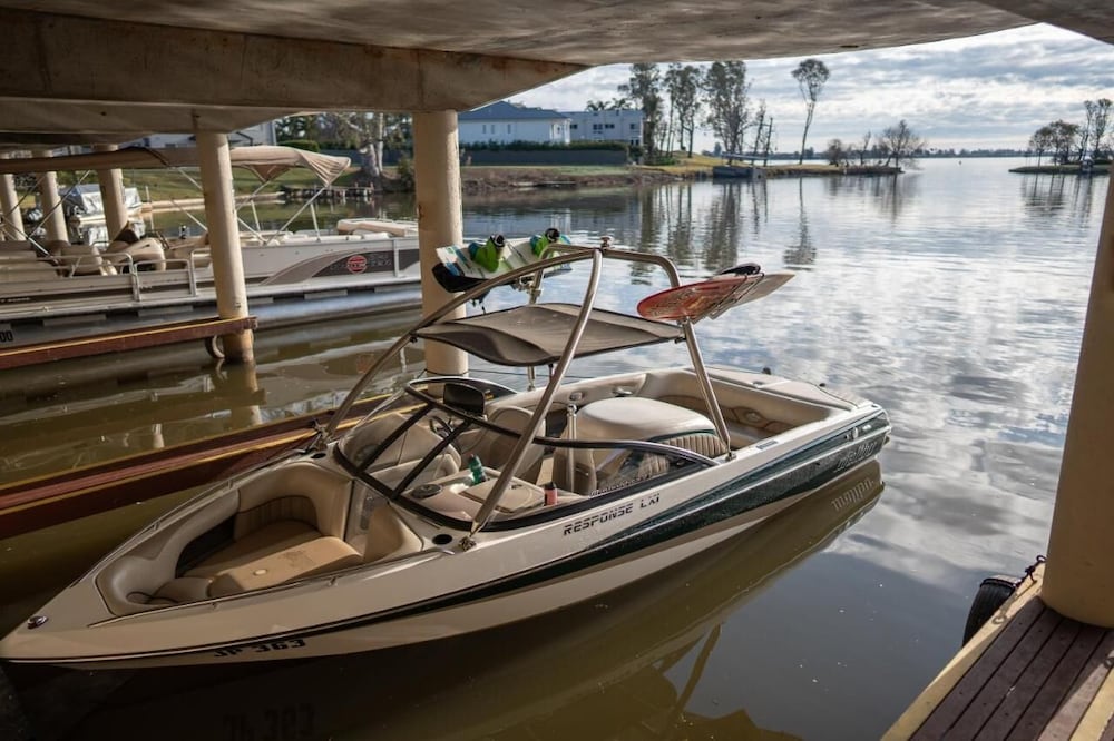 Lake Mulwala Boatel 10/50