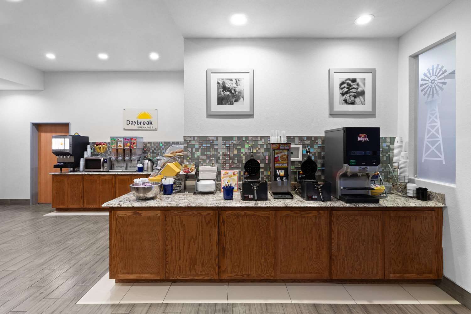 Days Inn & Suites by Wyndham Lubbock Medical Center 11/54