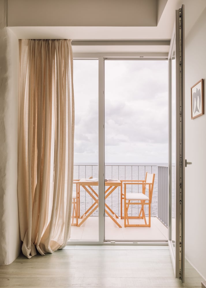 White Exclusive Suites And Villas 22/38
