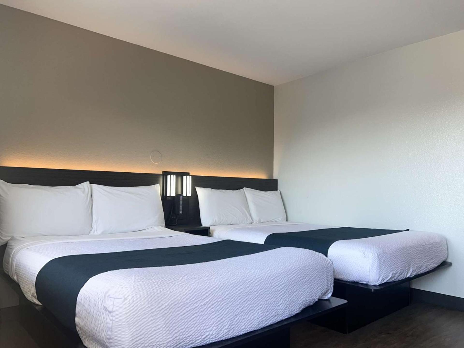 1 Full Bed - ADA/Tub, Motel6 Tulare, CA 8/10