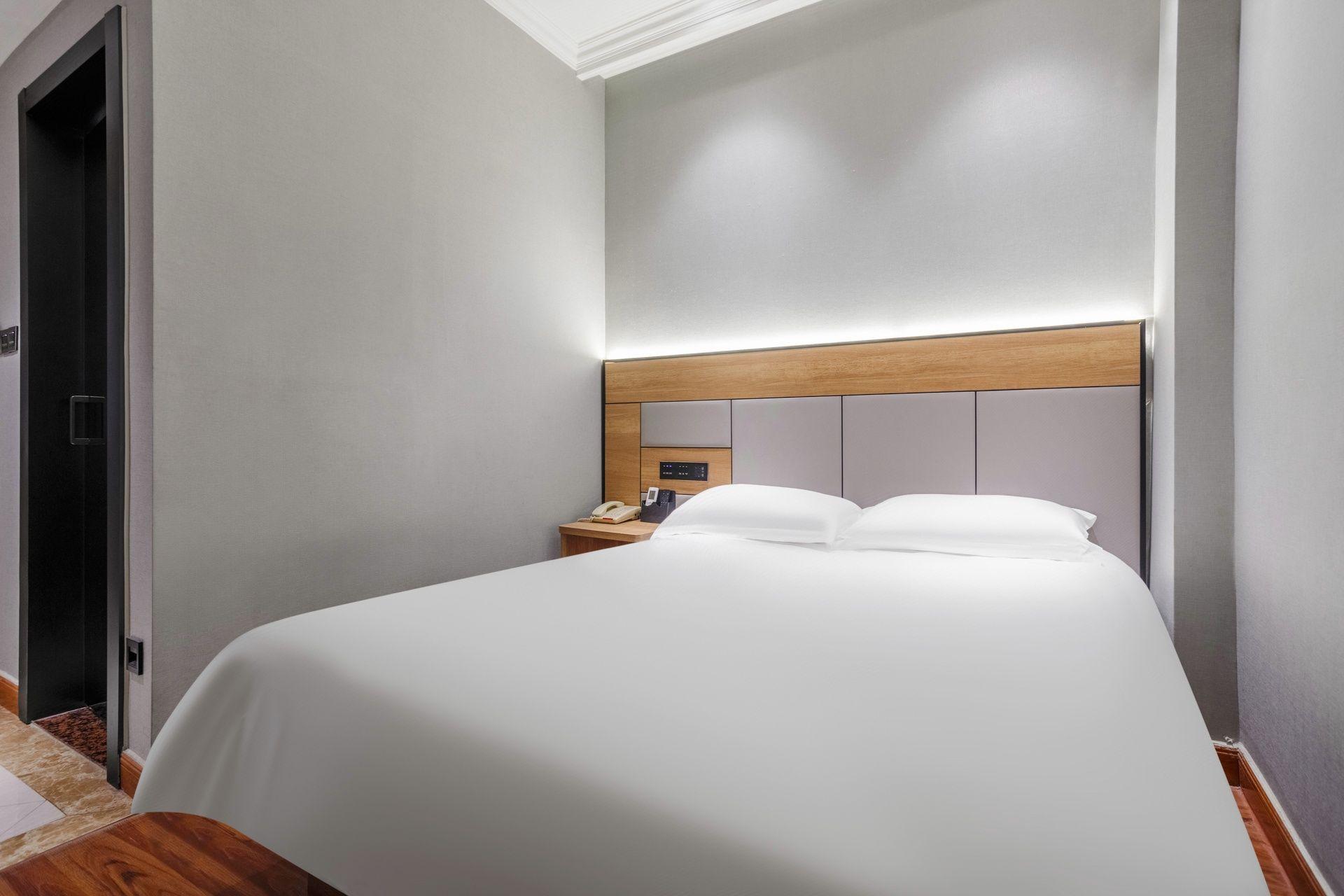 GUEST ROOM, DOUBLE BED, NO WINDOW
