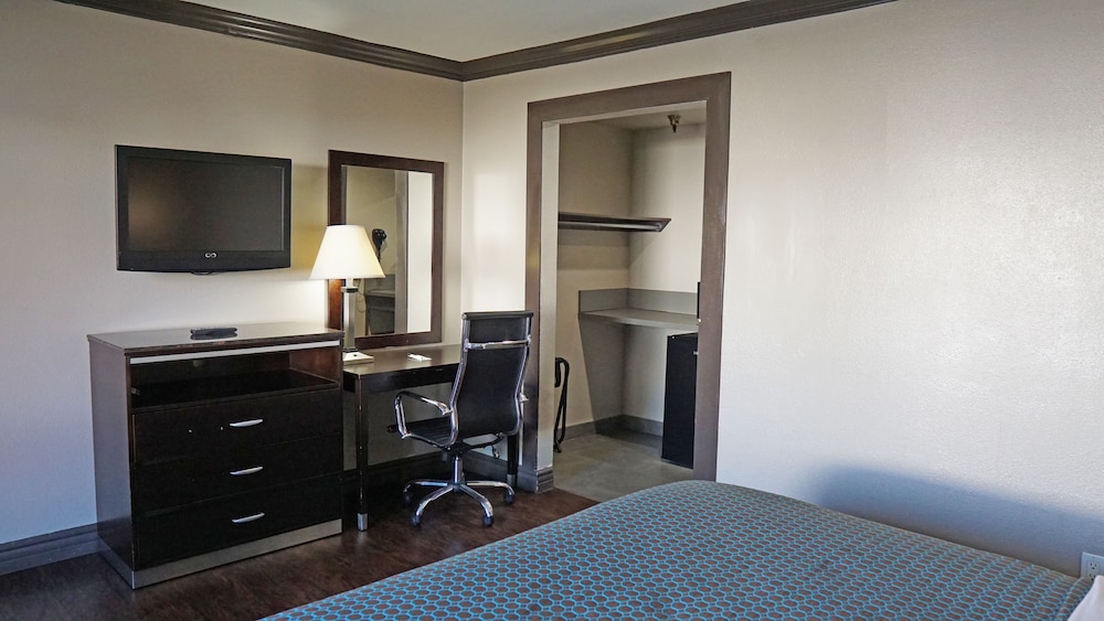 Hawthorne Plaza Inn 36/40