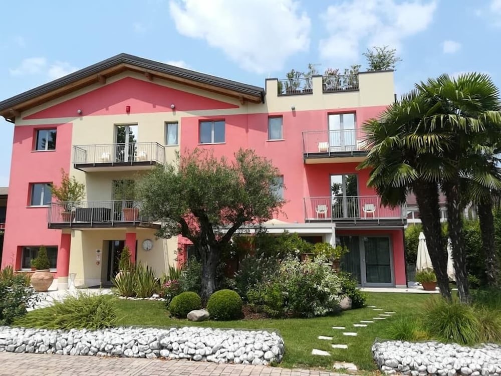 La Grotta Hotel 4/28