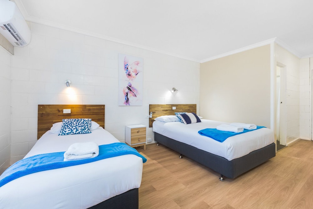 غرفة قياسية بسرير كوين وسرير فردي، Plainsman Motel 2/7