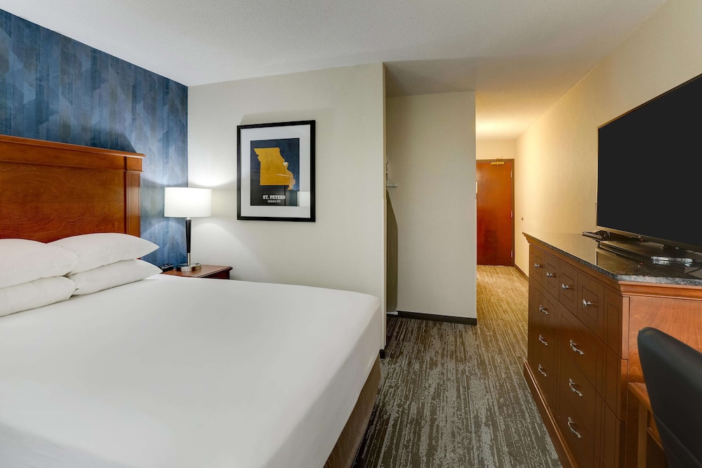 ROOM, QUEEN BED