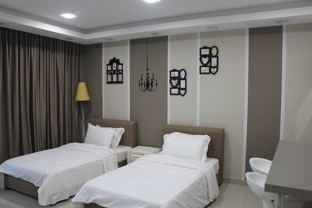 Dehouz – Trefoil Setia Alam Homestay 25/50