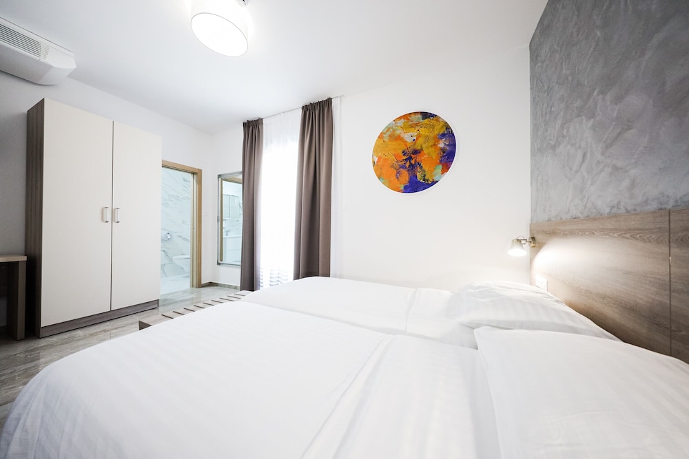 DELUXE, DOUBLE OR TWIN BED, PARTIAL SEA VIEW