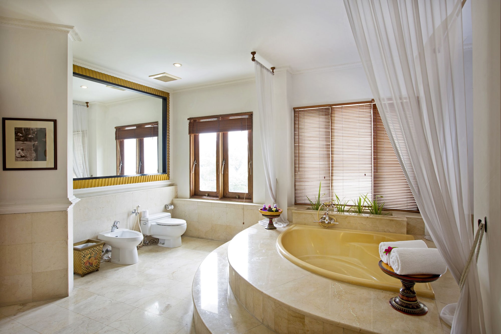 Governor, Suite, King Bed