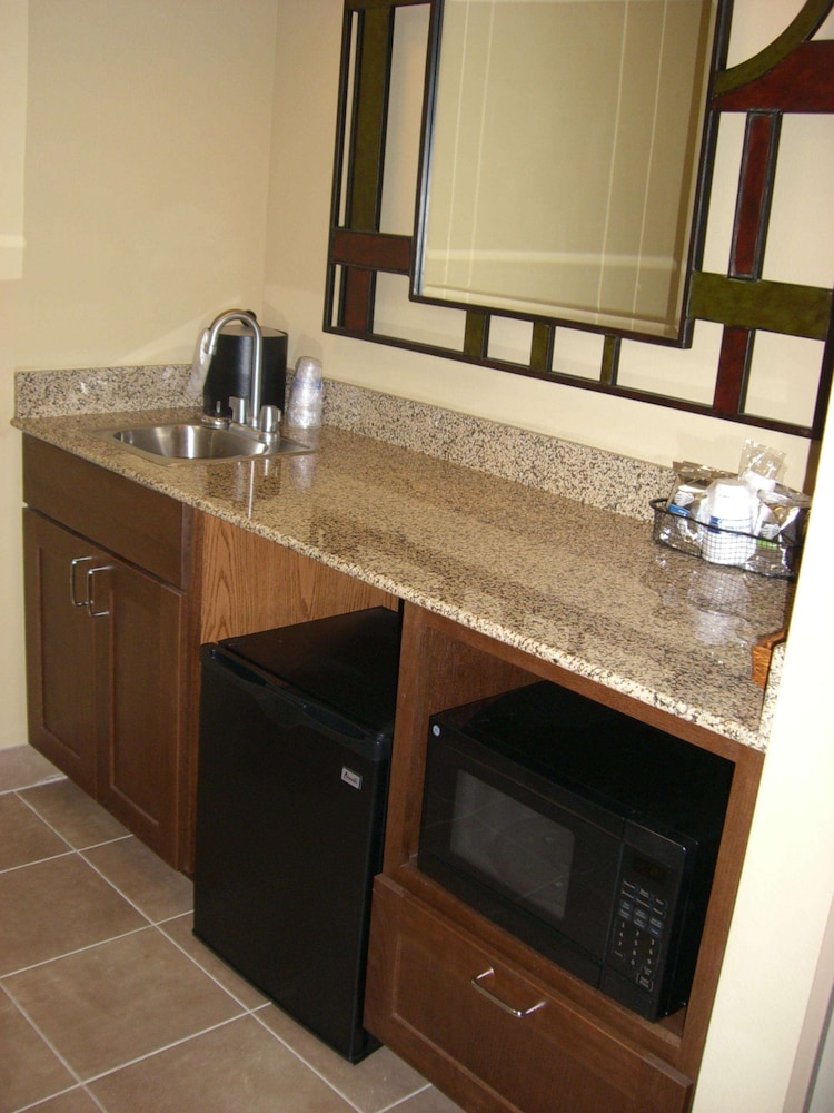 Hampton Inn Suites Pueblo North 19/42