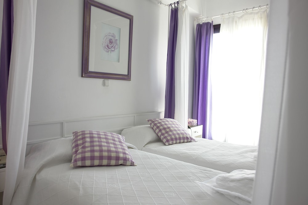Paradise Art Hotel 11/57