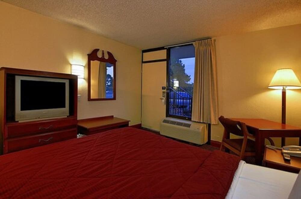 Super 6 Inn & Suites 32/40