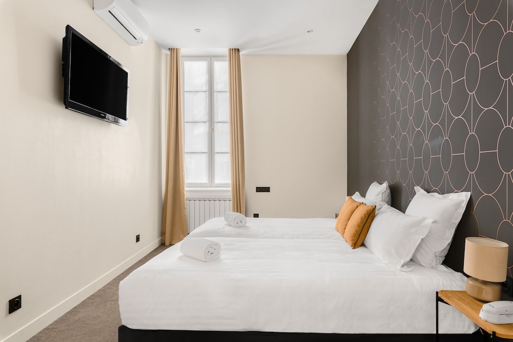 SUPERIOR, DOUBLE OR TWIN BED