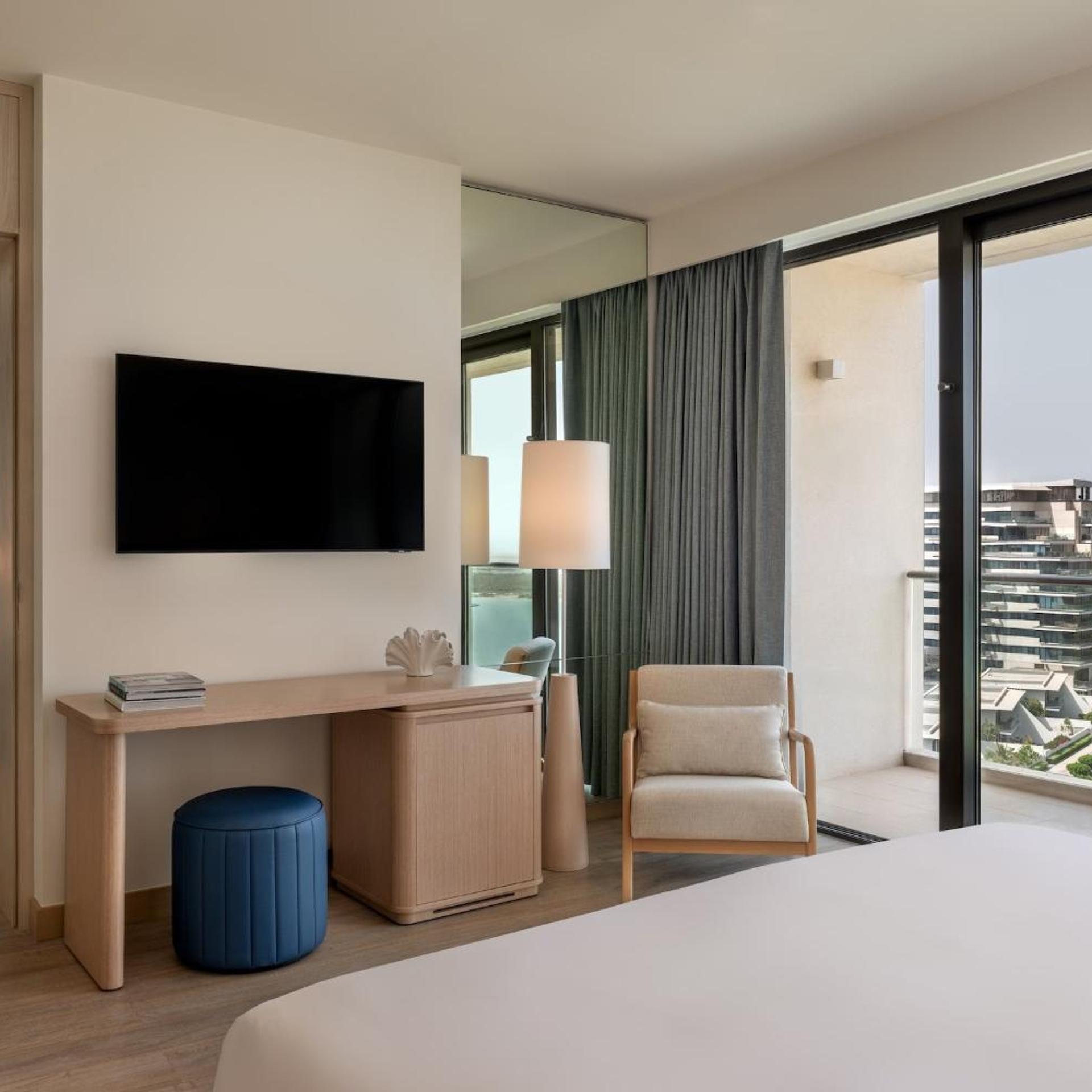1 Bedroom, Suite, King Bed, Plaza View, Living Area، Crowne Plaza Abu Dhabi Yas Island 2/2