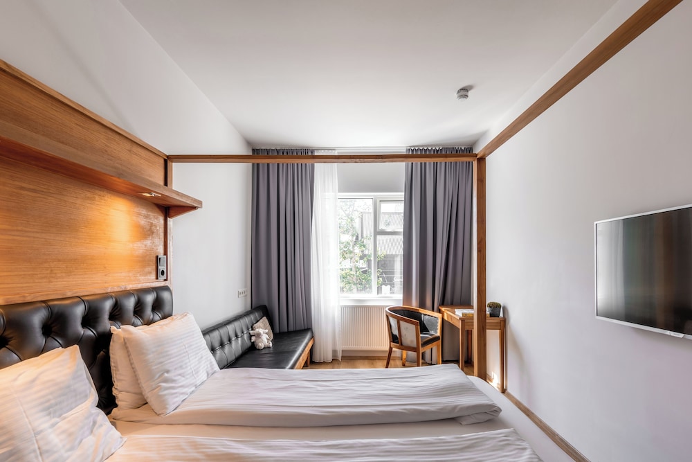 FAMILY, QUEEN BED, SOFA