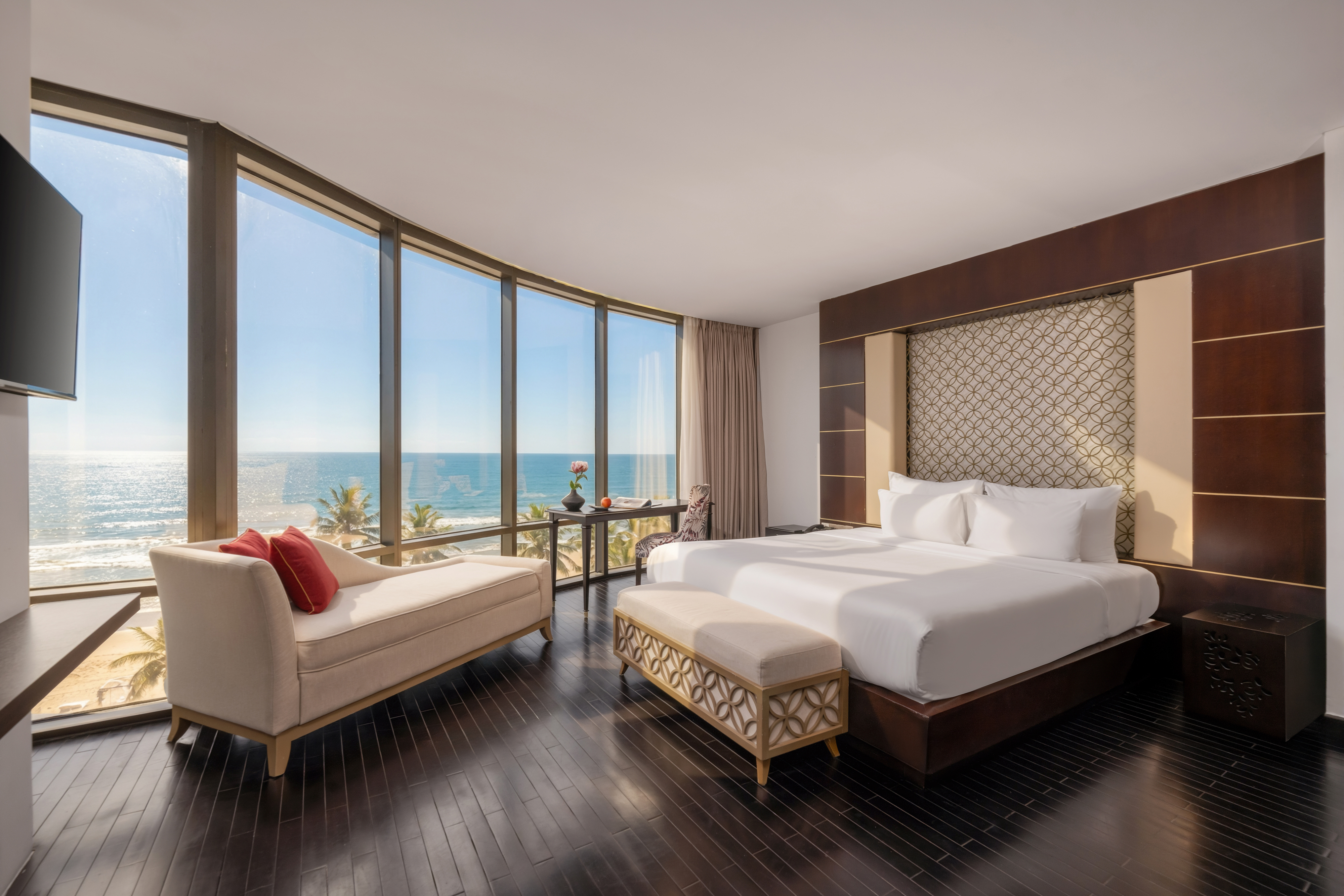 جناح بريميير، Holiday Beach Hotel Danang 2/5