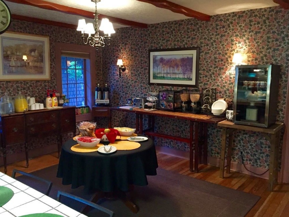 Strawberry Valley Inn 28/38