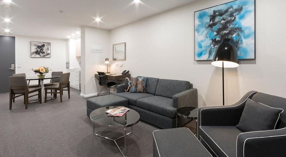 AVENUE HOTEL CANBERRA 36/59